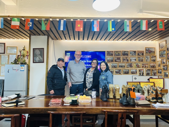 Clienți din Norvegia și Danemarca vizitează Guangzhou Hanagal Shoes Co., Ltd pentru a explora noi oportunități în industrie